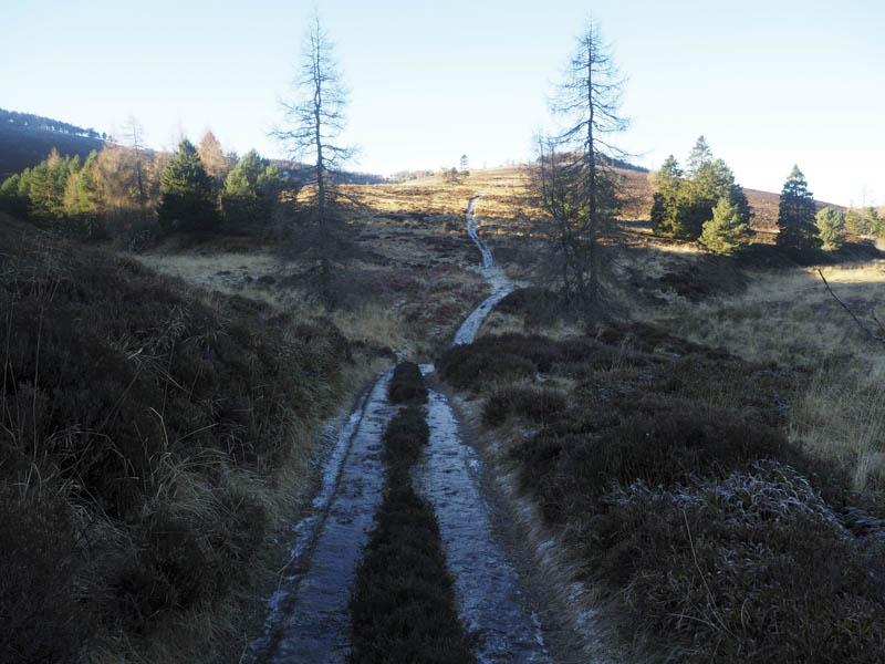 Icy track leading to Fouchie Shank